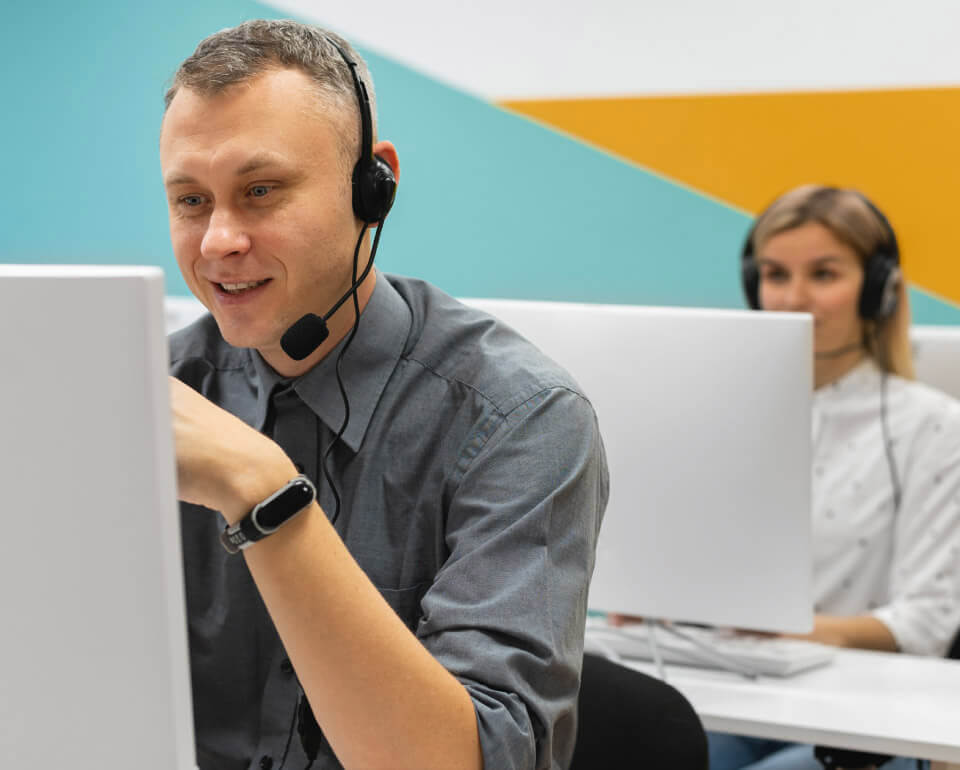 Caladis-Personalverwaltung-mobil Mitarbeiter in einer Telefonzentrale mit Headset